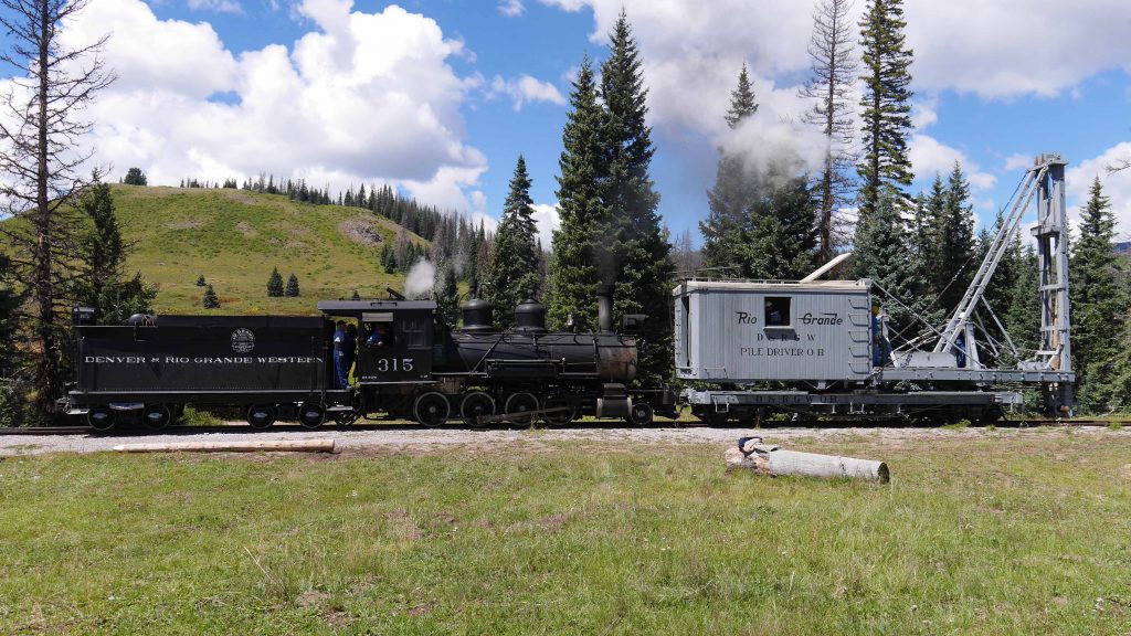 315 eases Pile Driver OB towards the main in preparation for the journey to Cumbres. (Photo; Mark Kasprowicz)